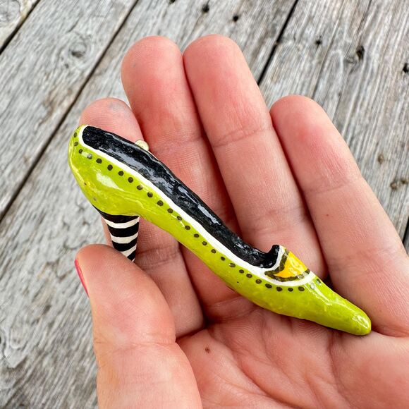 Witch Shoe Halloween Brooch Pin - Picture 2 of 3